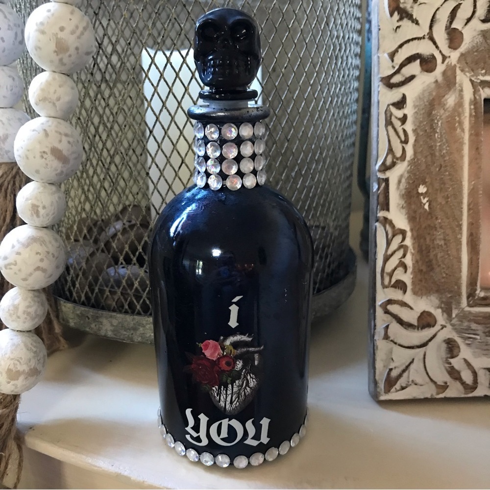 ▪️Decorative Skull Bottle